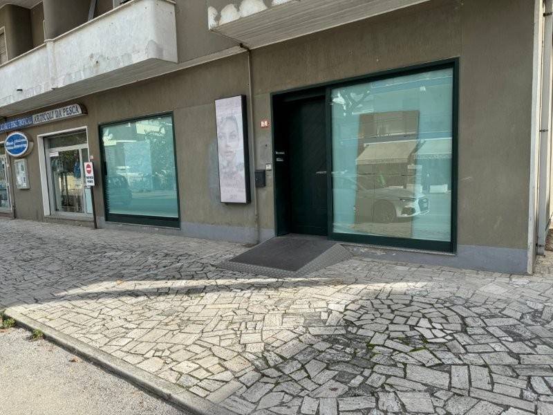 Locale commerciale in affitto a Alba Adriatica, Zona Mare