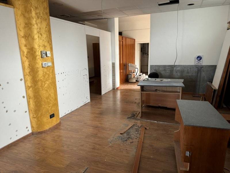 Locale commerciale in affitto a Alba Adriatica, Zona Mare