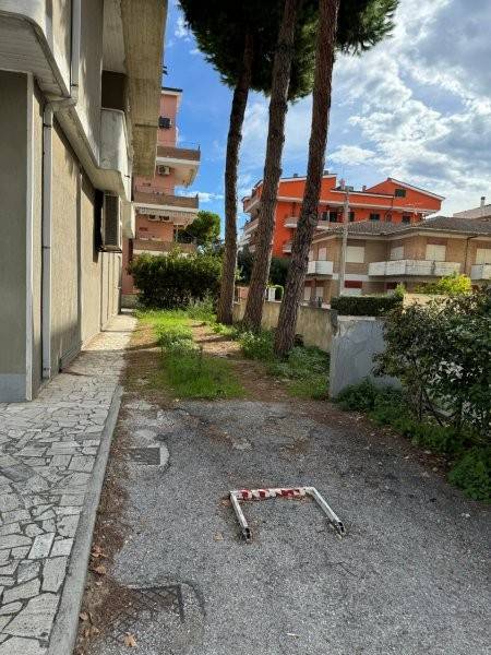 Locale commerciale in affitto a Alba Adriatica, Zona Mare