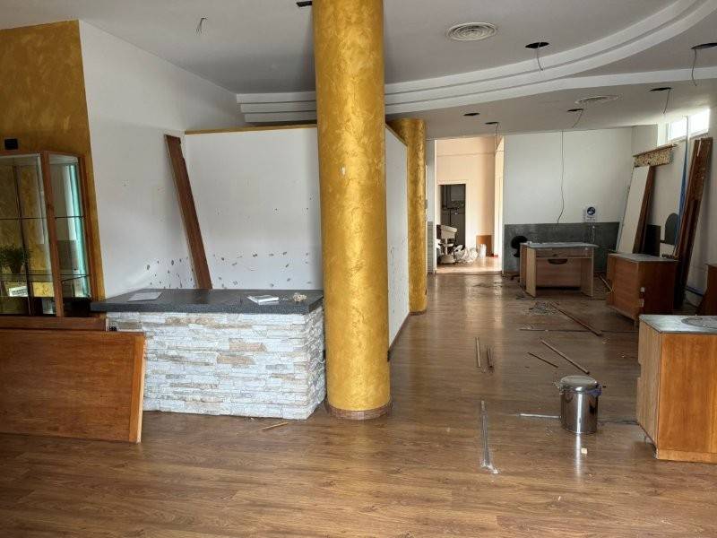 Locale commerciale in affitto a Alba Adriatica, Zona Mare