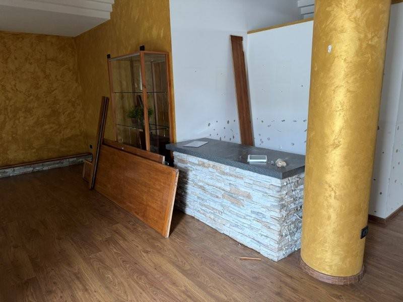 Locale commerciale in affitto a Alba Adriatica, Zona Mare