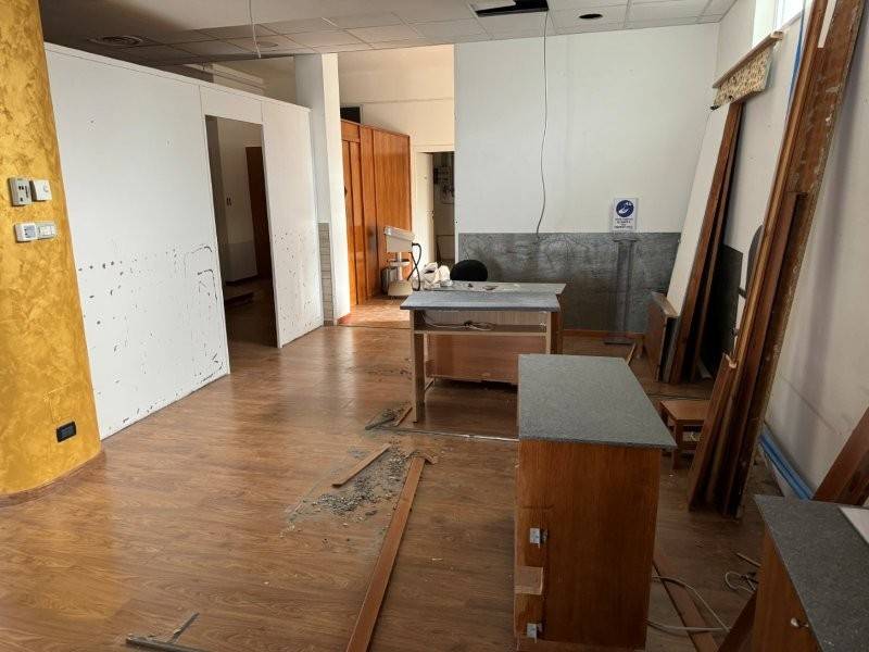 Locale commerciale in affitto a Alba Adriatica, Zona Mare