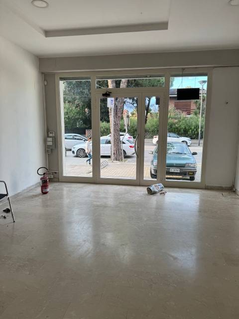 Locale commerciale in affitto a Alba Adriatica, Zona Mare