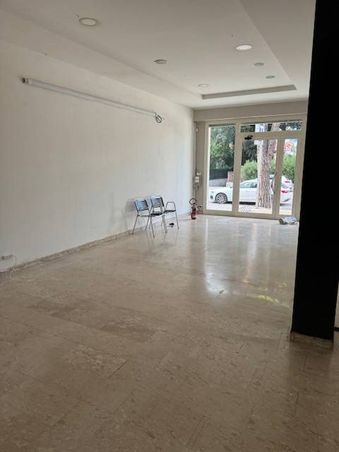 Locale commerciale in affitto a Alba Adriatica, Zona Mare