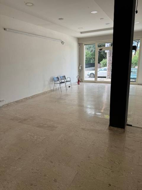 Locale commerciale in affitto a Alba Adriatica, Zona Mare