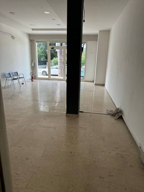 Locale commerciale in affitto a Alba Adriatica, Zona Mare