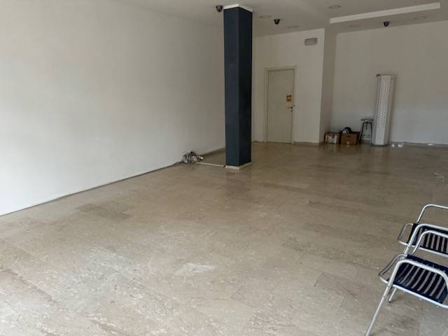 Locale commerciale in affitto a Alba Adriatica, Zona Mare