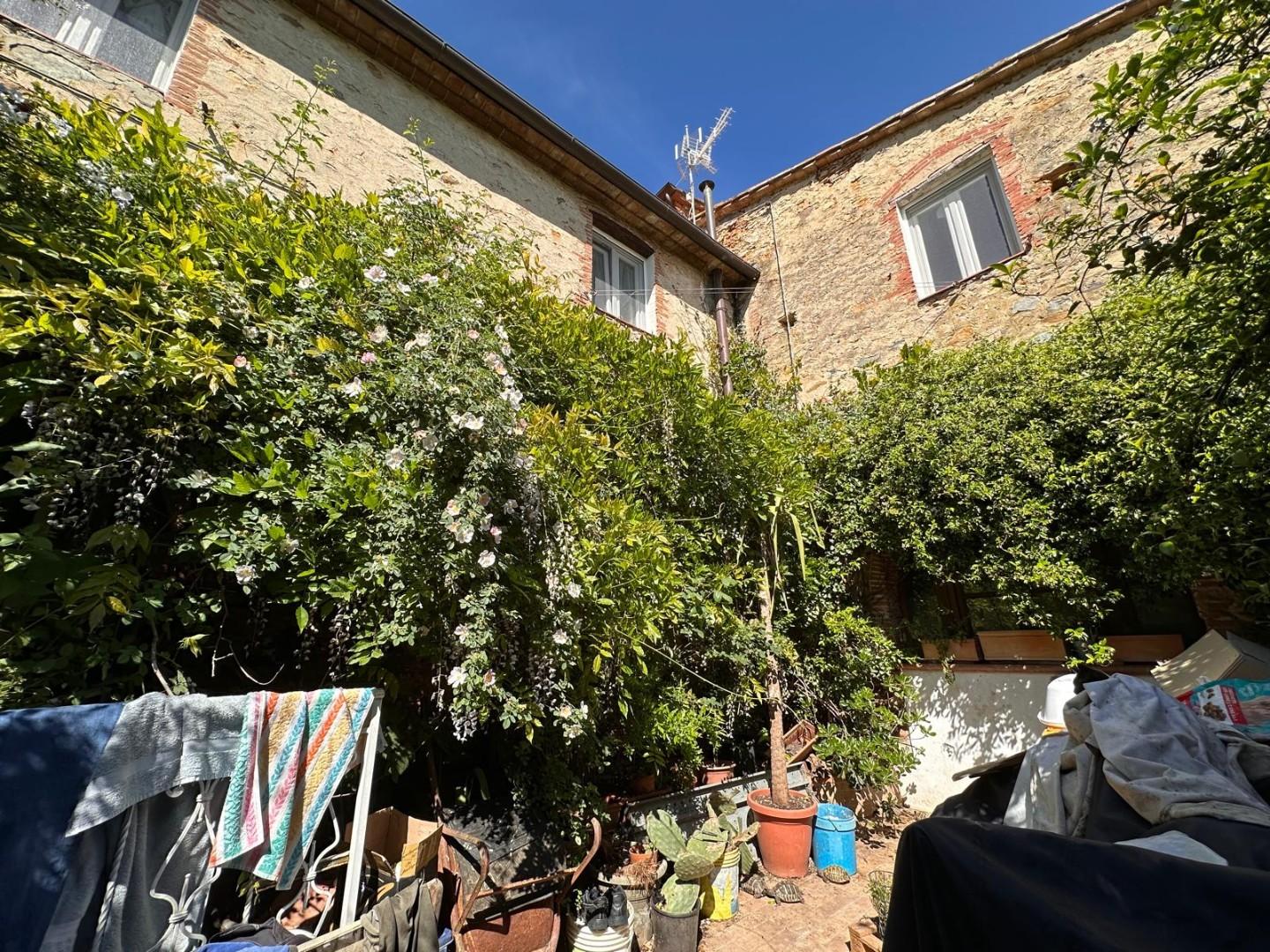 Quadrilocale con giardino a Buti