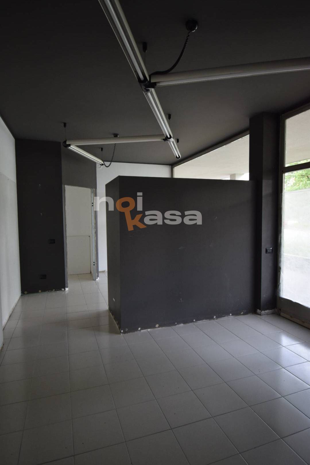 Locale commerciale in vendita a Cassano Magnago