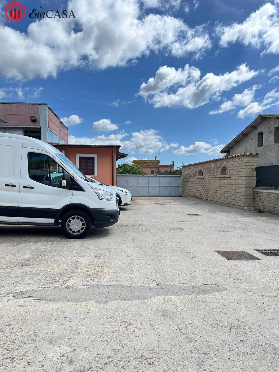 Locale commerciale in vendita a Fiumicino, Aranova