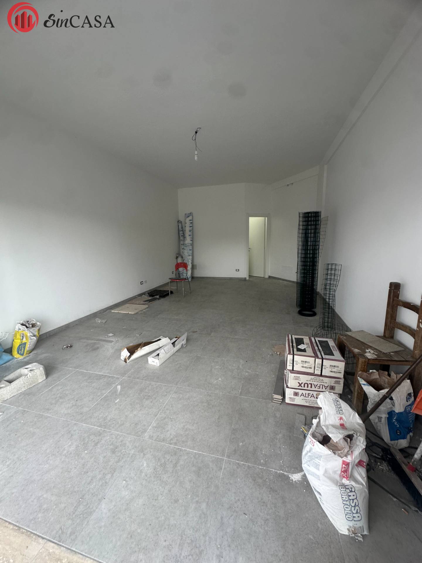 Locale commerciale in vendita a Fiumicino, Aranova