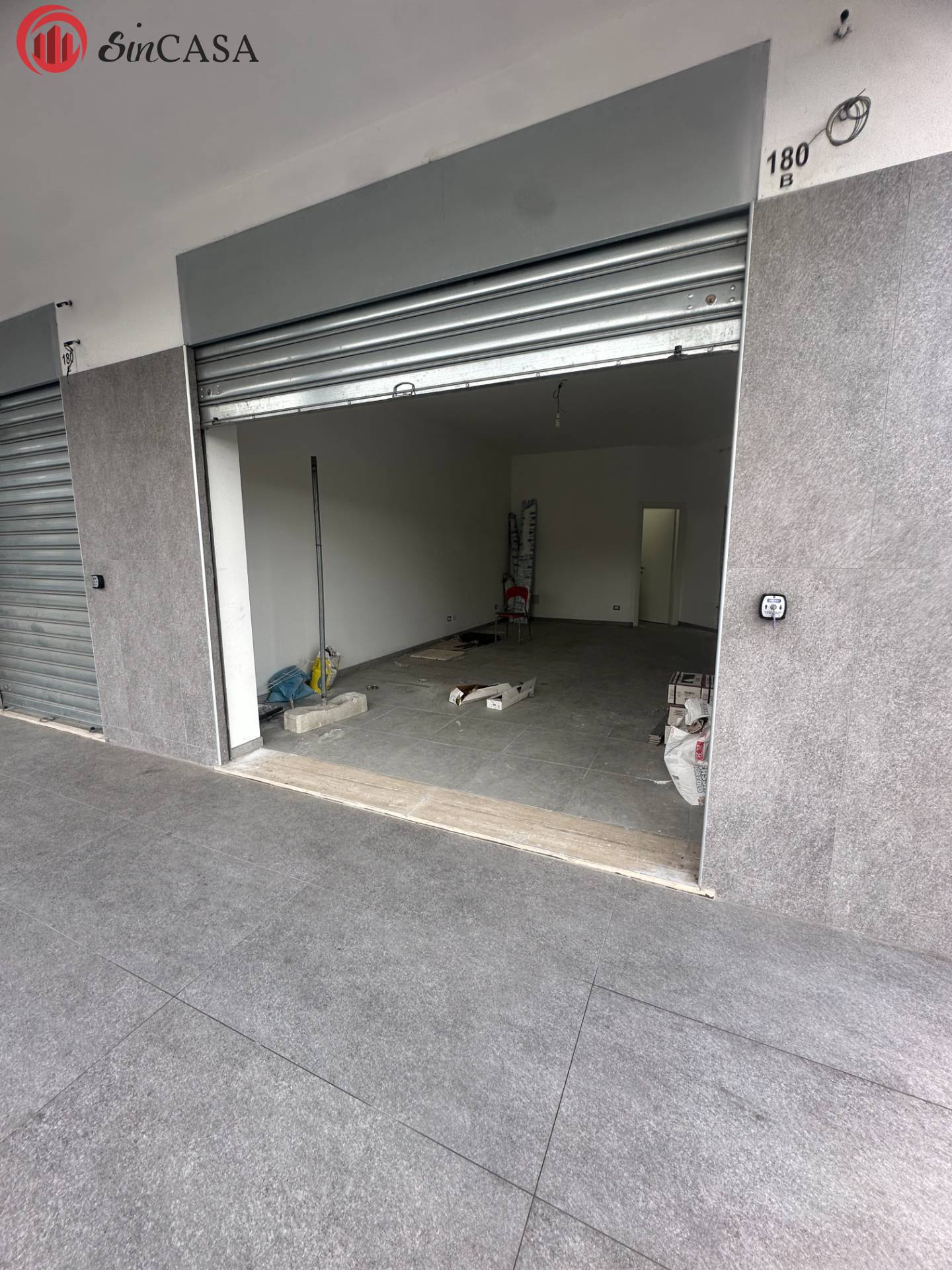 Locale commerciale in vendita a Fiumicino, Aranova