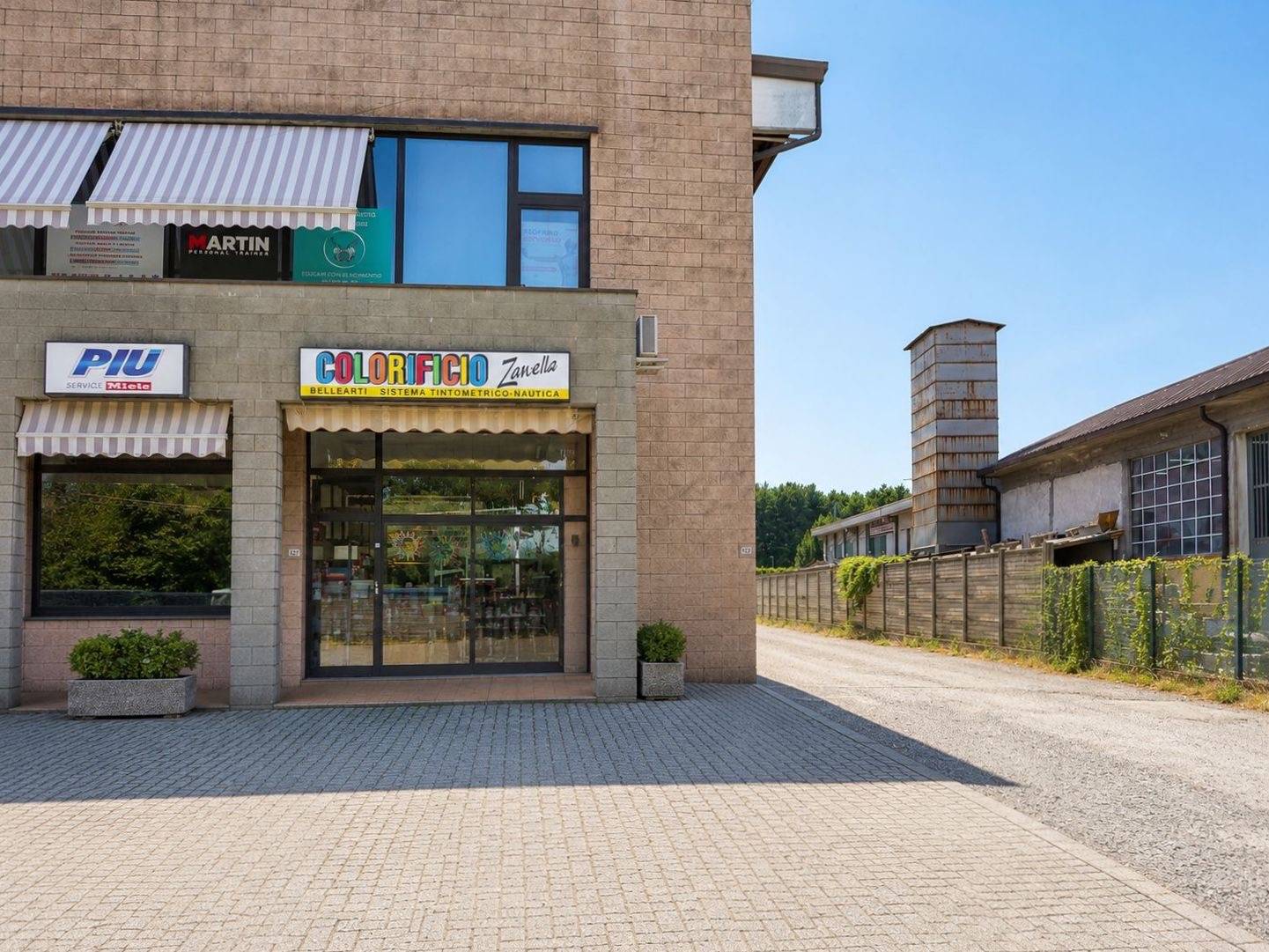 Locale commerciale in affitto a Ispra
