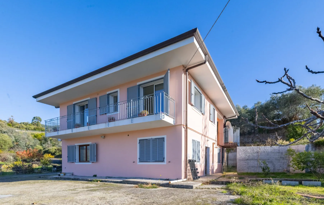 Casa indipendente con giardino in via sapergo 2, Bordighera
