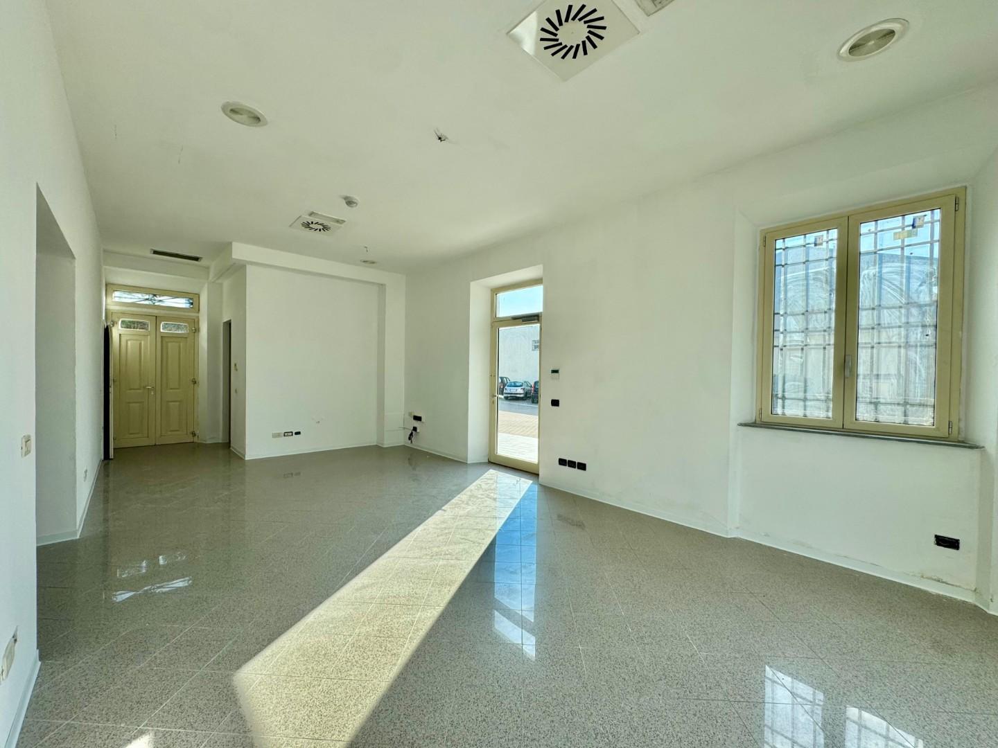 Negozio in affitto, Capannori lunata