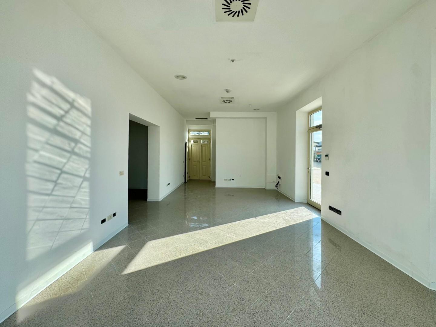 Negozio in affitto, Capannori lunata