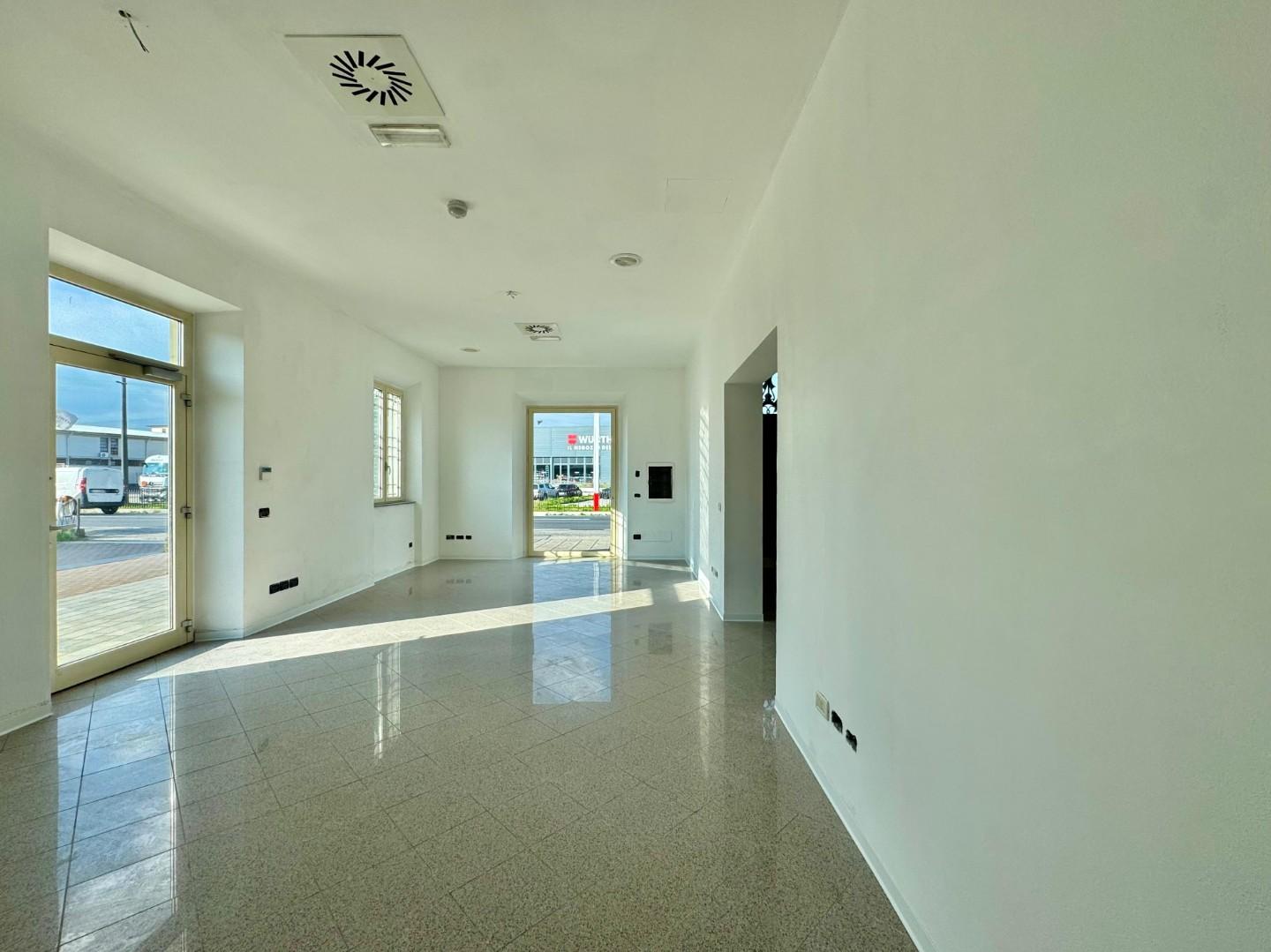 Negozio in affitto, Capannori lunata