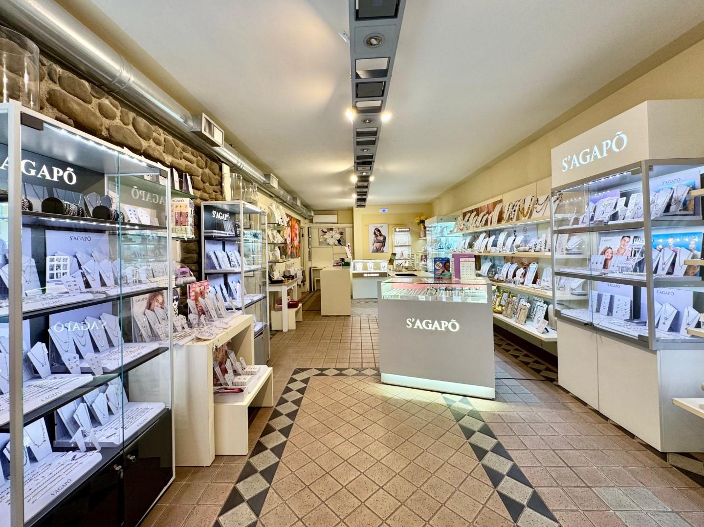 Negozio in vendita a Pescia