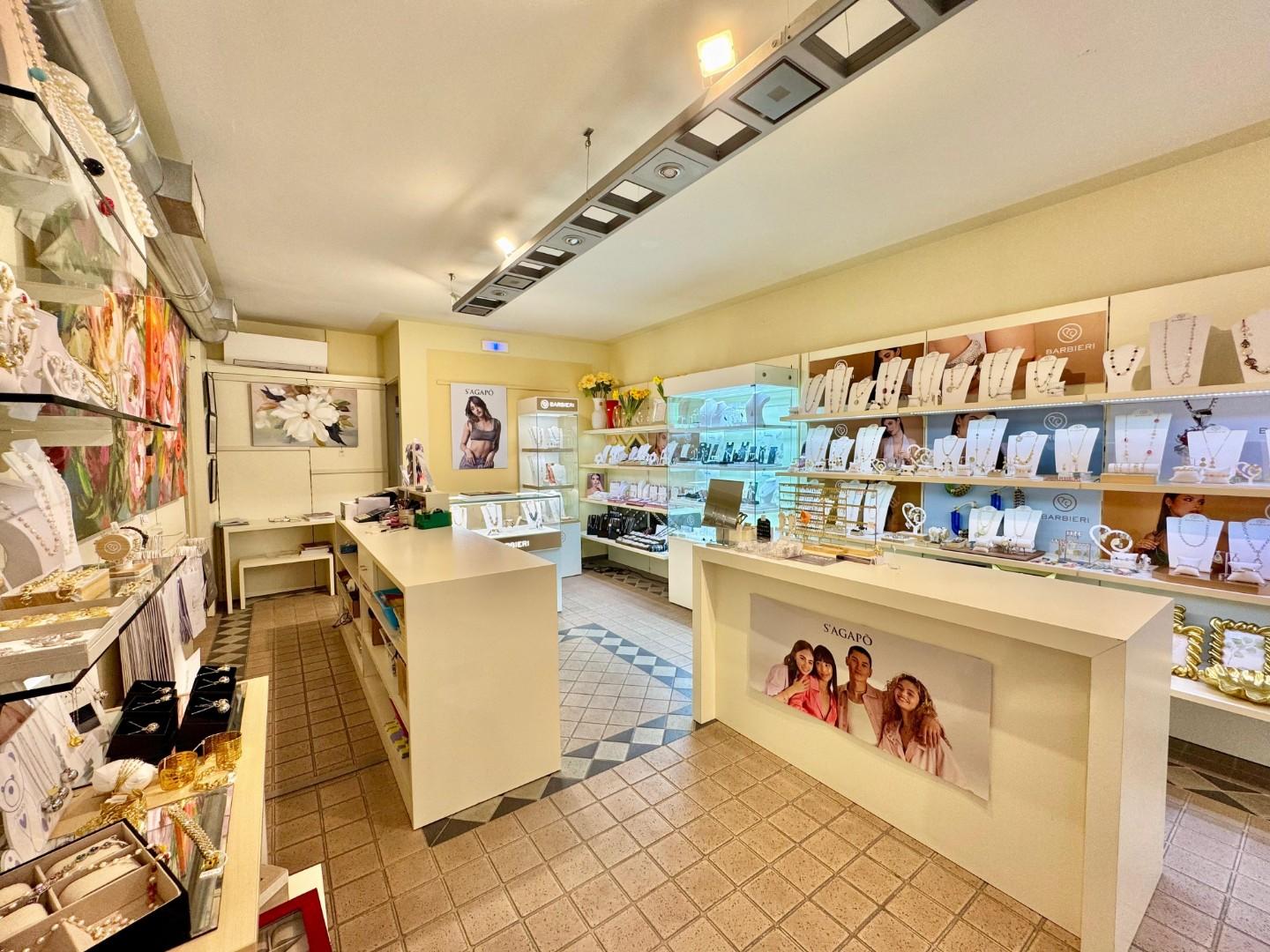 Negozio in vendita a Pescia