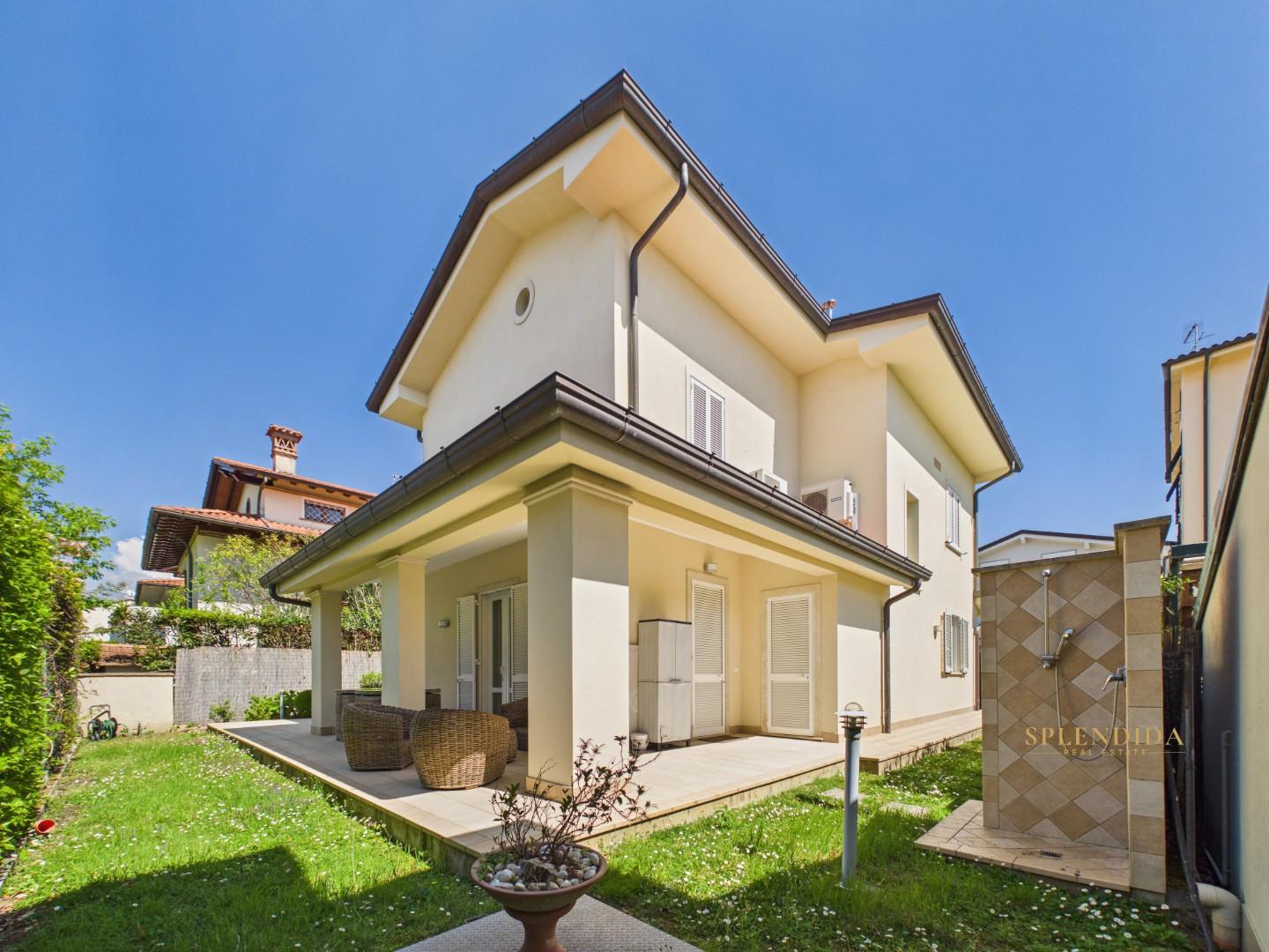 Villa arredata in affitto, Forte dei Marmi centro