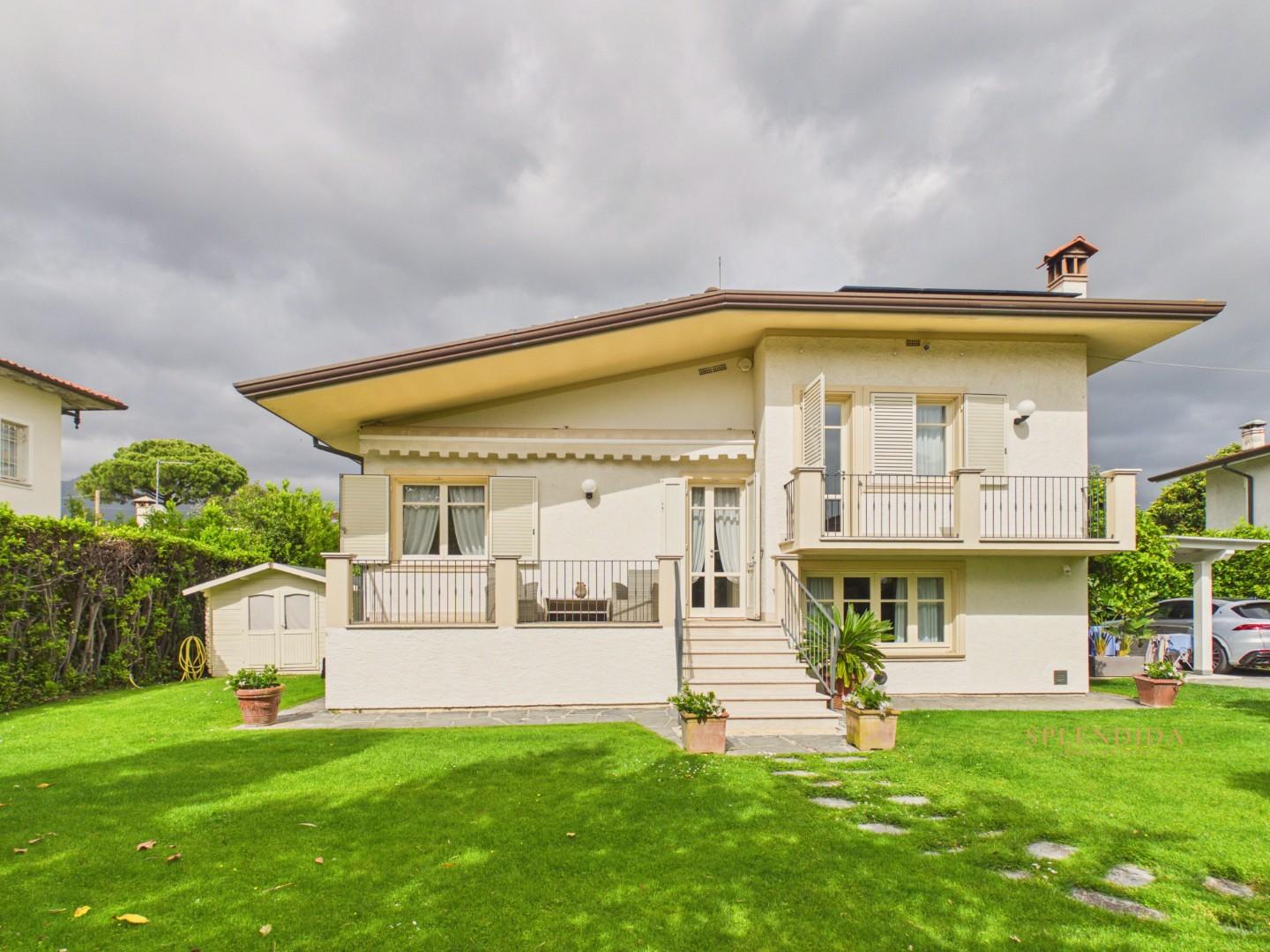 Villa arredata in affitto a Forte dei Marmi