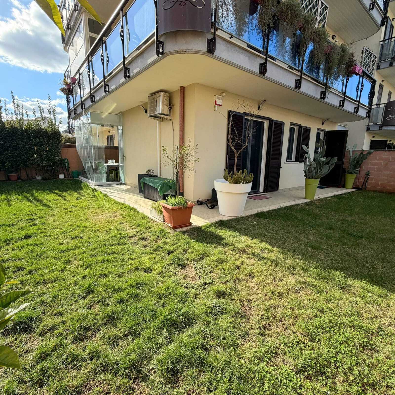 Trilocale con giardino in via luigi einaudi 11, Marino
