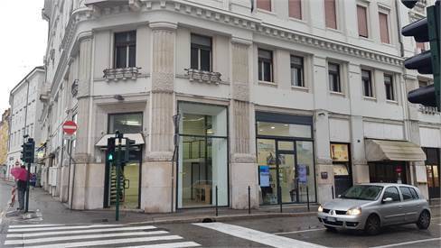 Locale commerciale in affitto a Trieste, Centro
