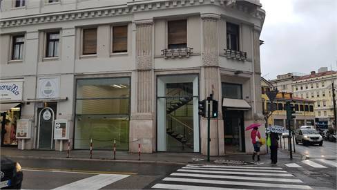 Locale commerciale in affitto a Trieste, Centro