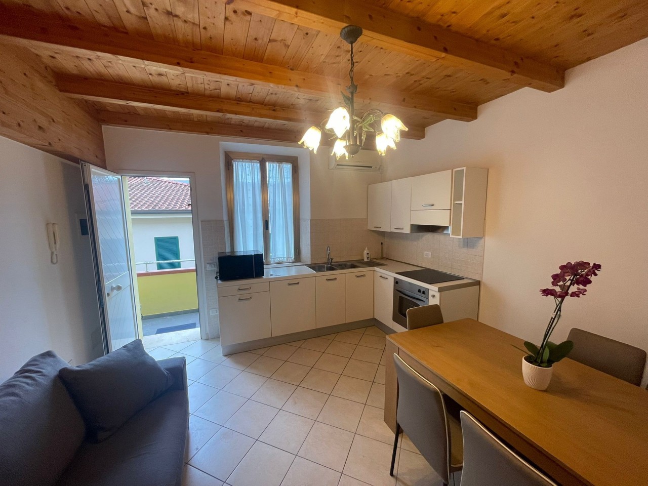 Trilocale arredato in affitto, Camaiore lido di