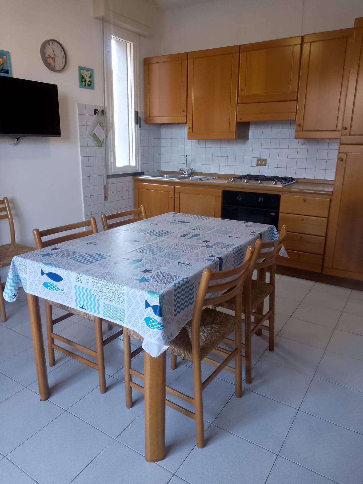 Trilocale arredato in affitto, Camaiore lido di
