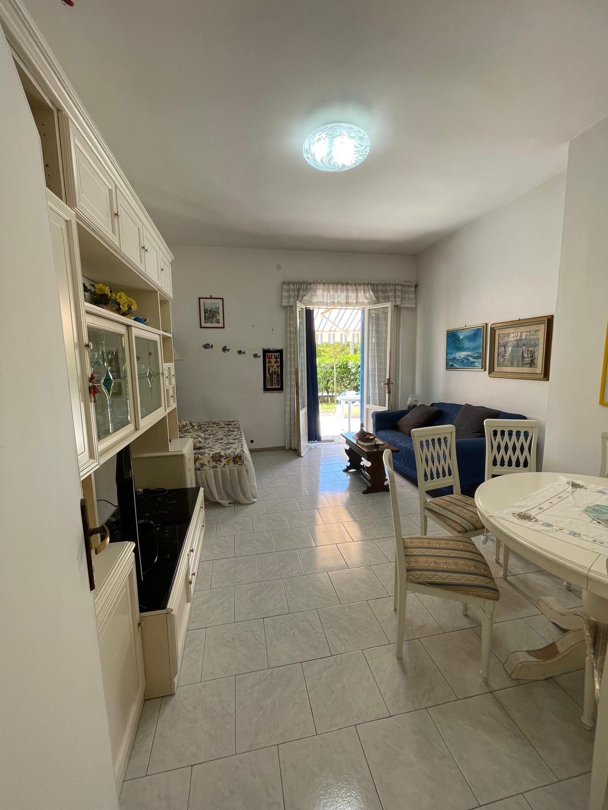 Trilocale arredato in affitto, Camaiore lido di