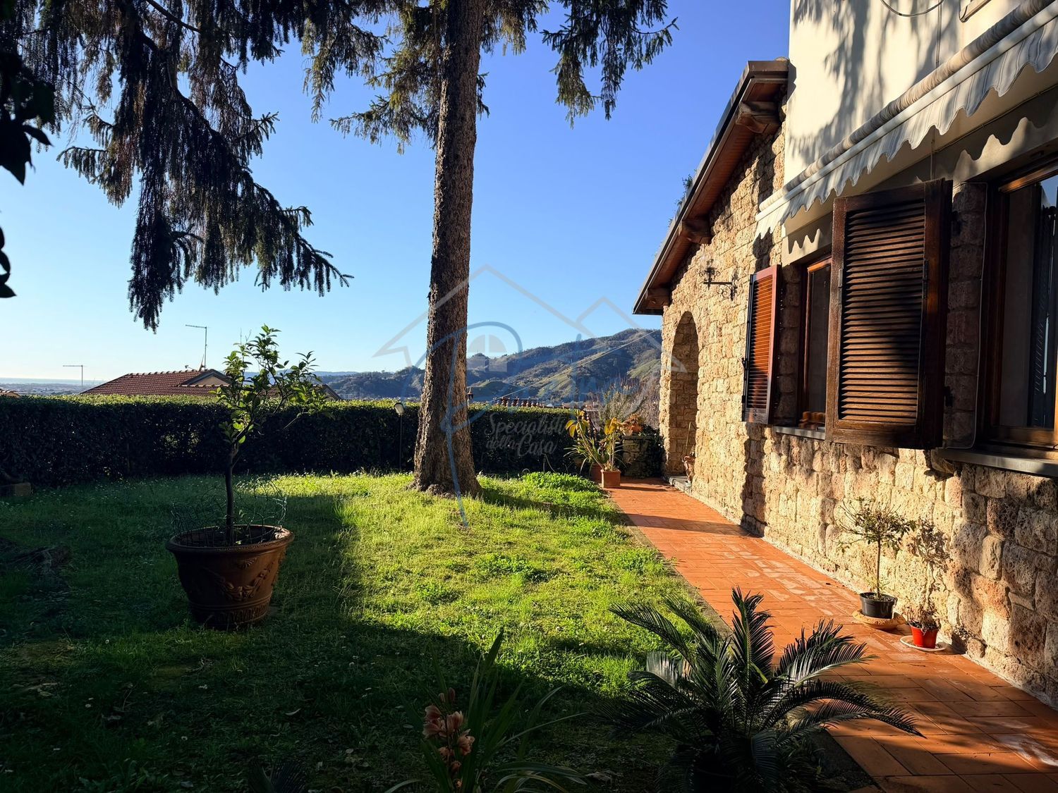 Villa con giardino a Massa