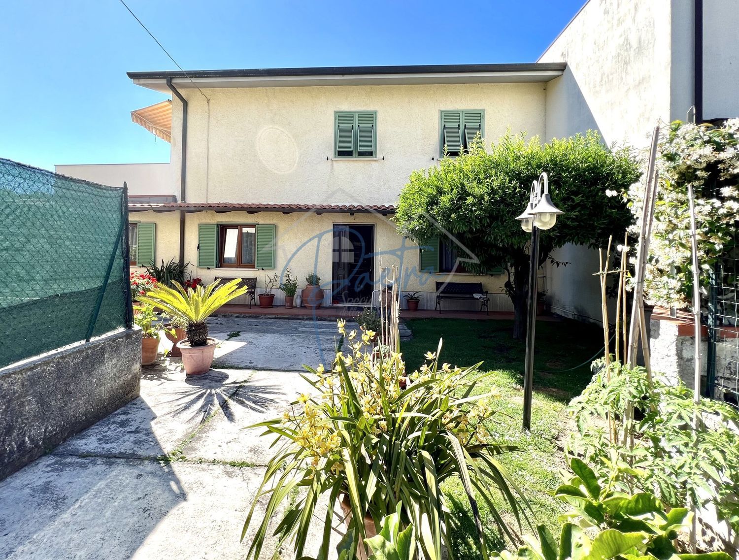Casa indipendente con giardino a Massa