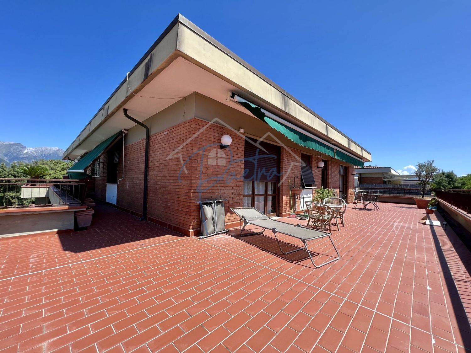 Attico con terrazzo a Massa