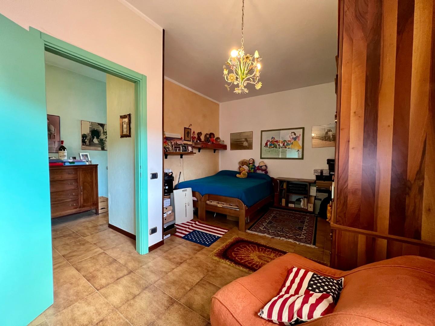 Villa con giardino, Massa ronchi