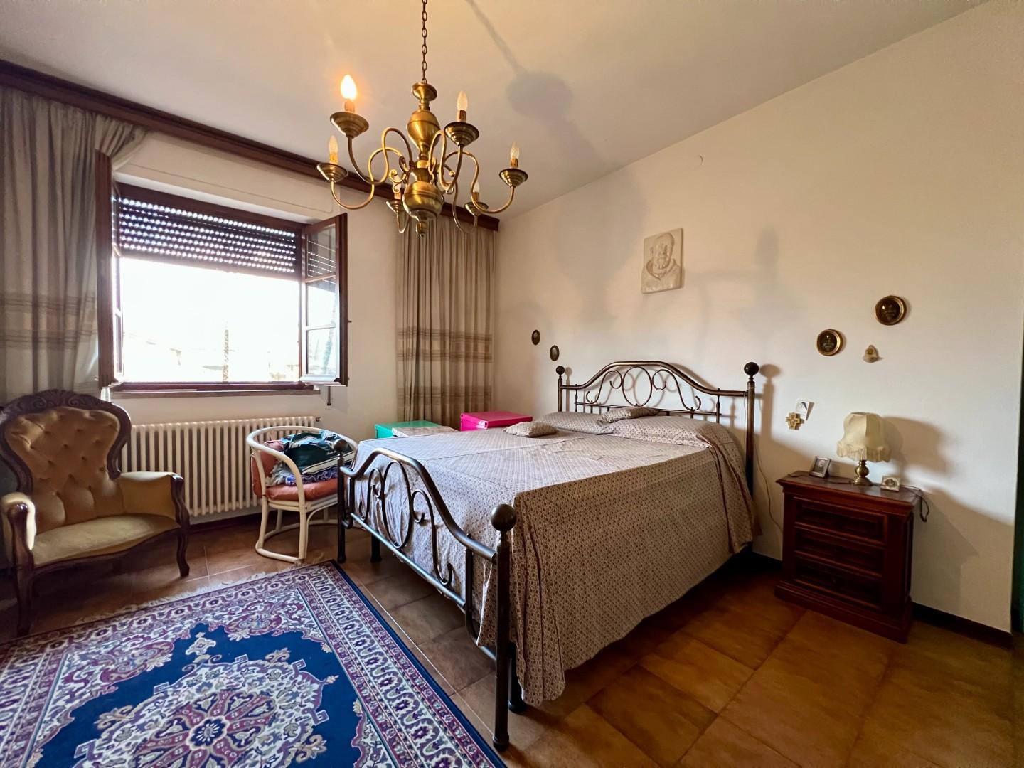 Villa con giardino, Massa ronchi