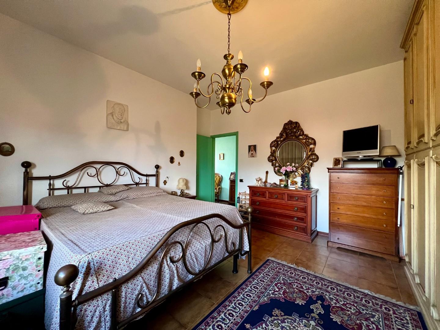 Villa con giardino, Massa ronchi