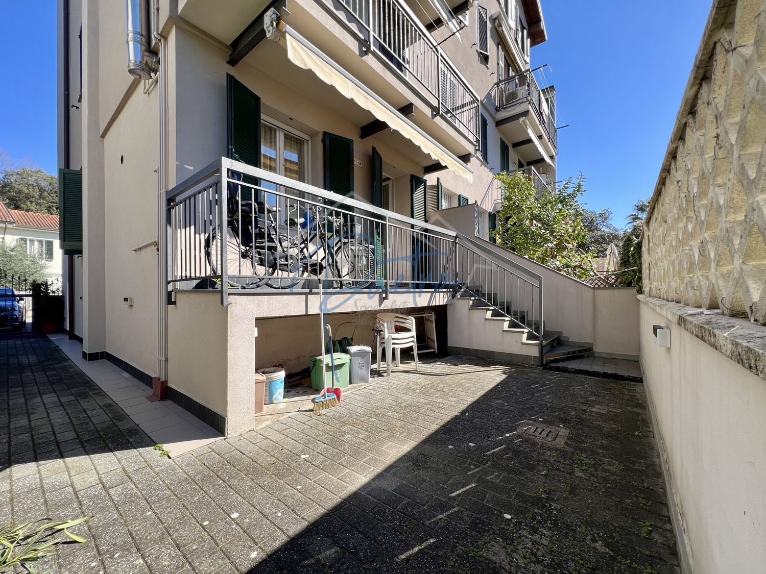 Trilocale arredato in affitto, Massa marina di