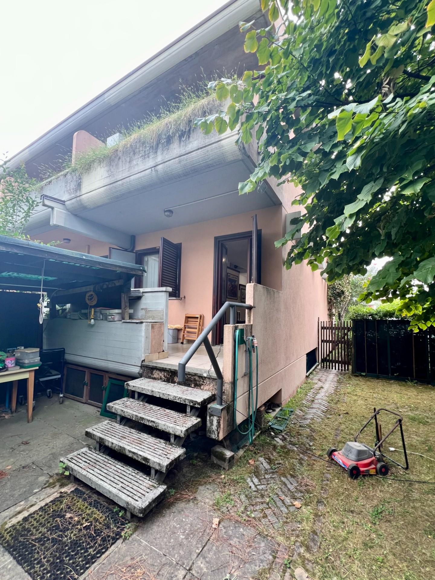 Casa indipendente con giardino, Massa marina di