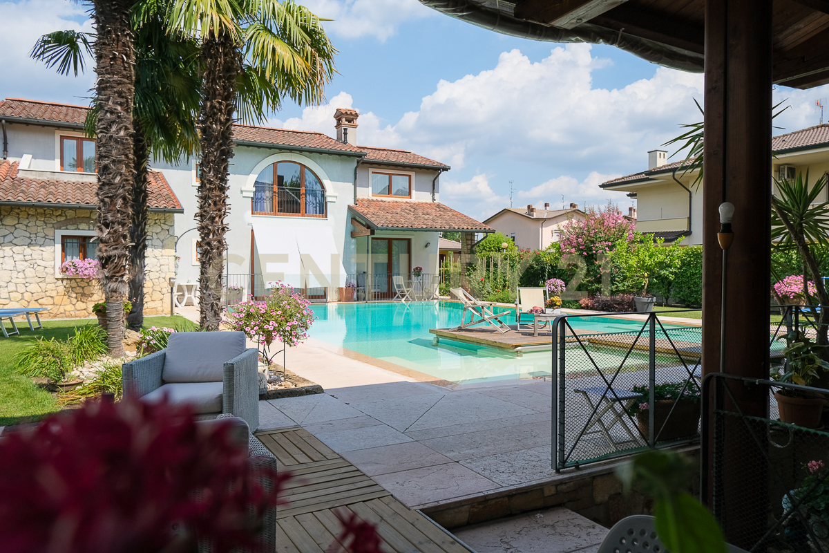 Villa con giardino in via adige 11, Montecchia di Crosara