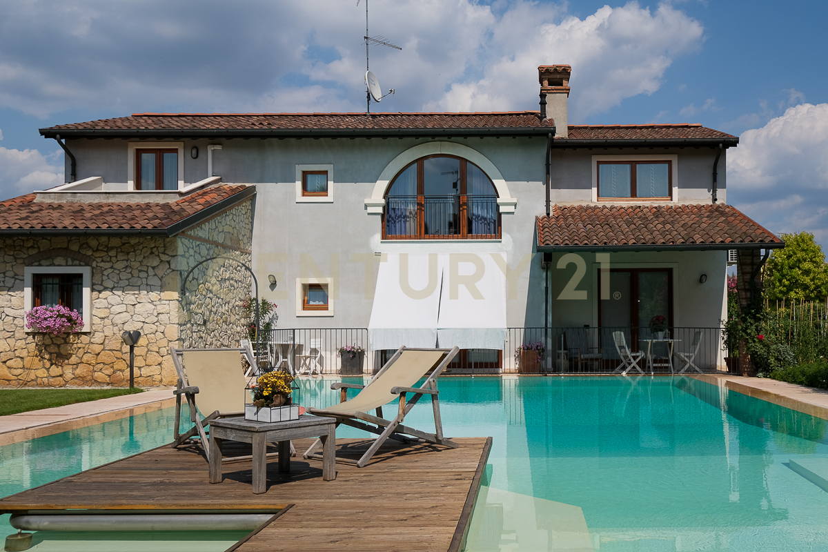 Villa con giardino in via adige 11, Montecchia di Crosara