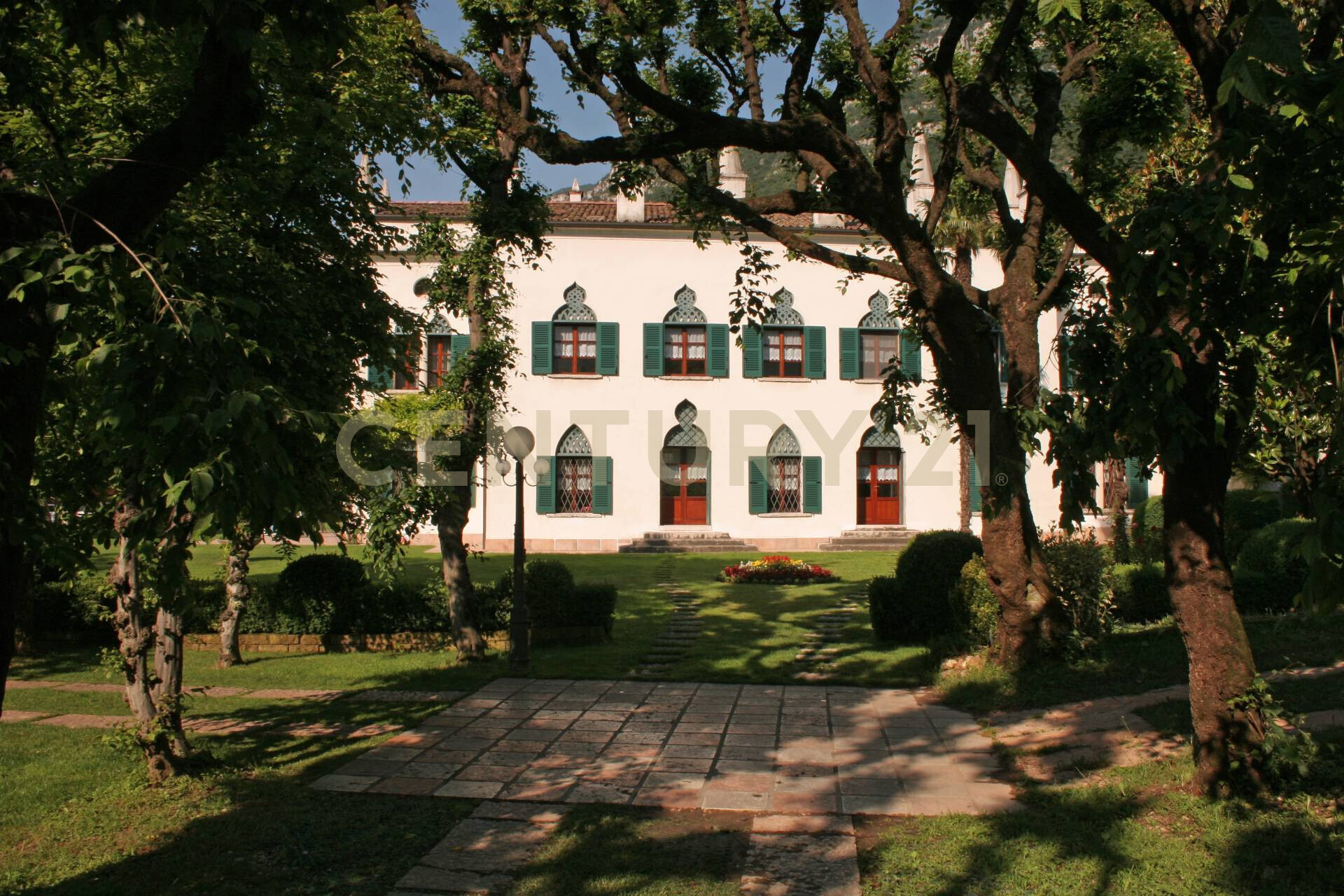 Villa con giardino in via adige 25, Brentino Belluno