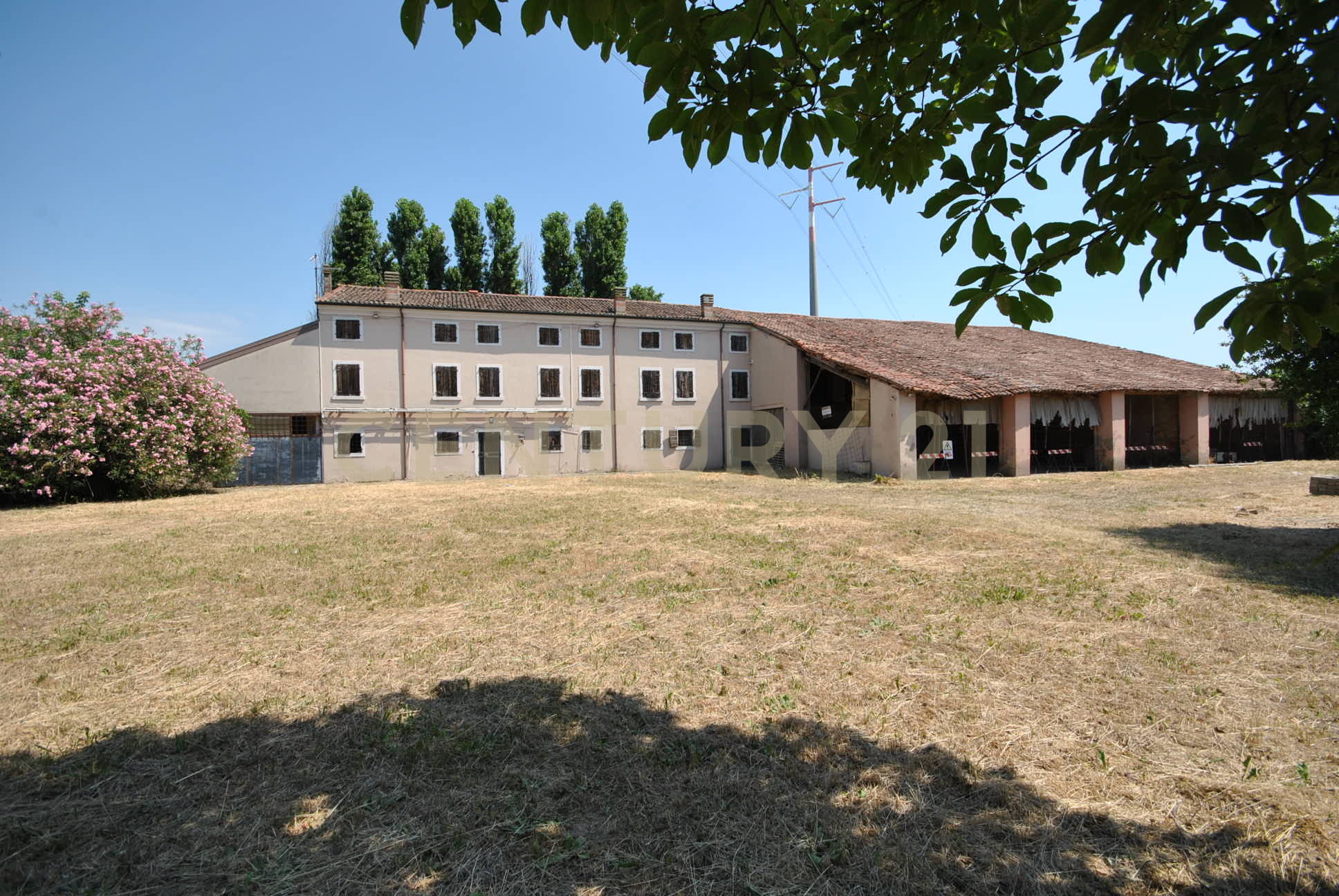 Stabile/Palazzo con giardino in via padovana 1a, Arcole