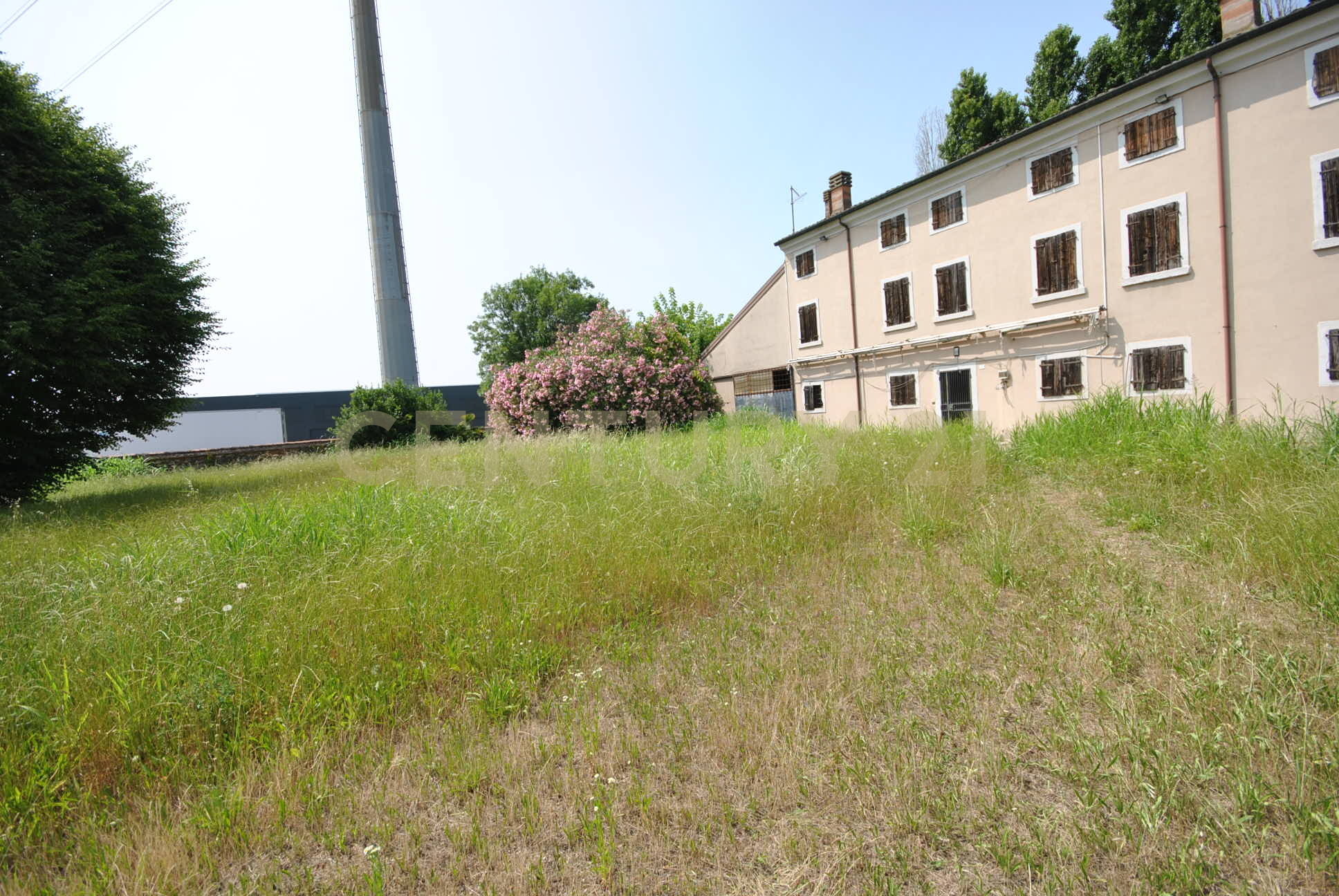 Stabile/Palazzo con giardino in via padovana 1a, Arcole