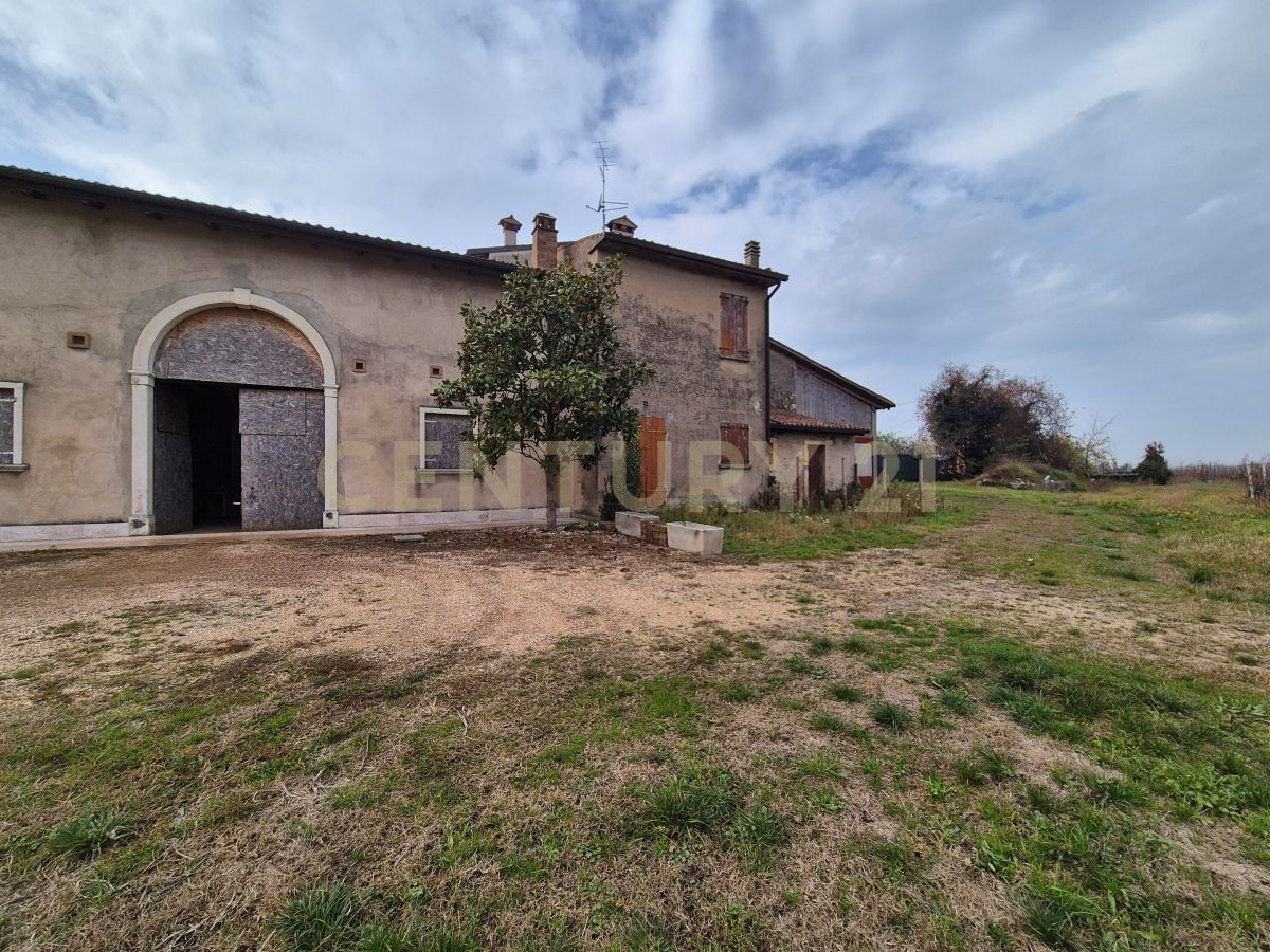 Stabile/Palazzo nuovo in via sasse snc, Verona