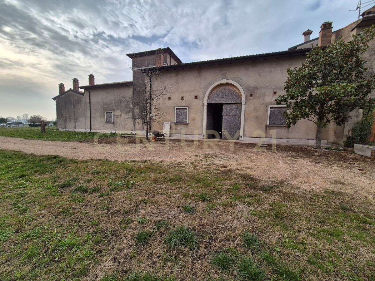 Stabile/Palazzo nuovo in via sasse snc, Verona