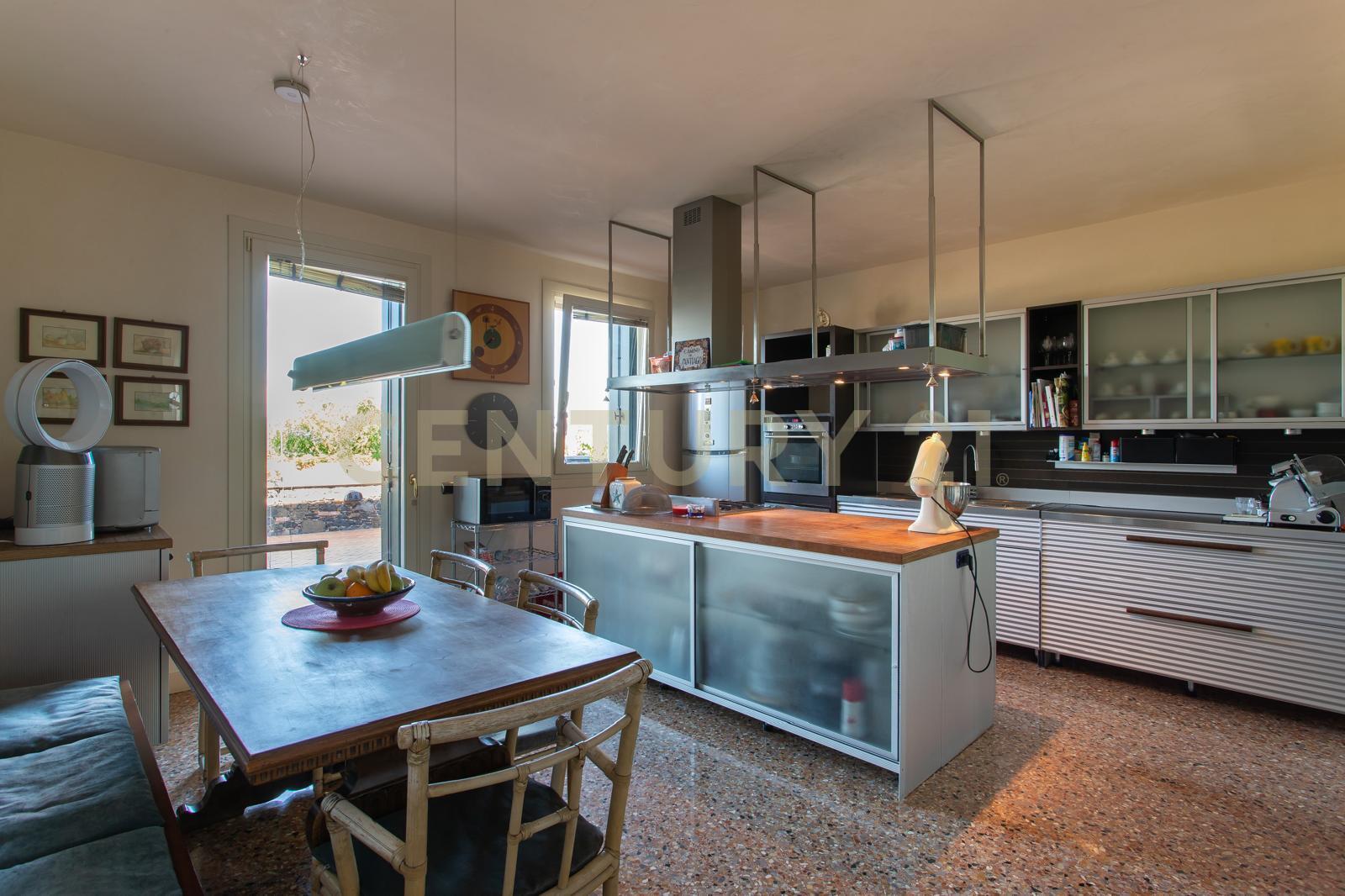 Villa con giardino in via san bortolo 27, Arzignano