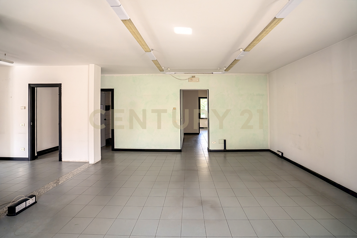Ufficio con giardino in via adriano cristofoli 40, Verona