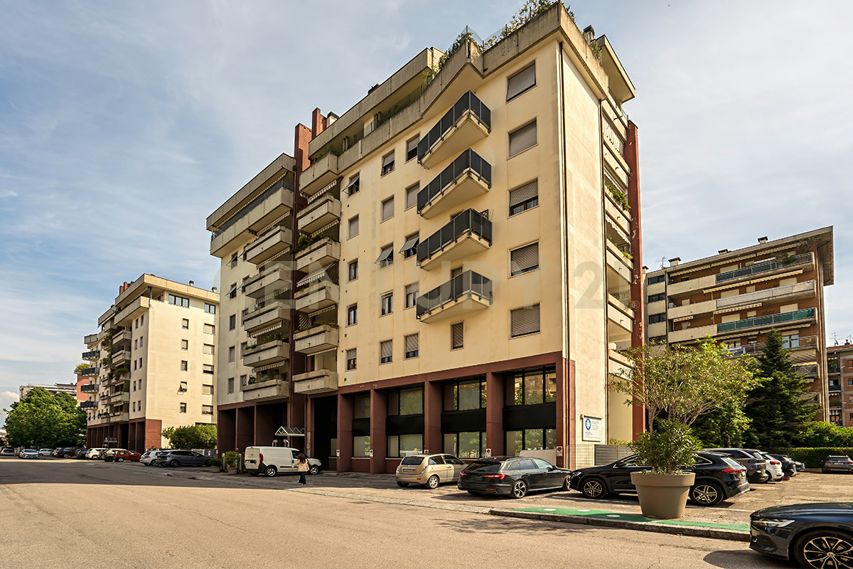 Ufficio con giardino in via adriano cristofoli 40, Verona