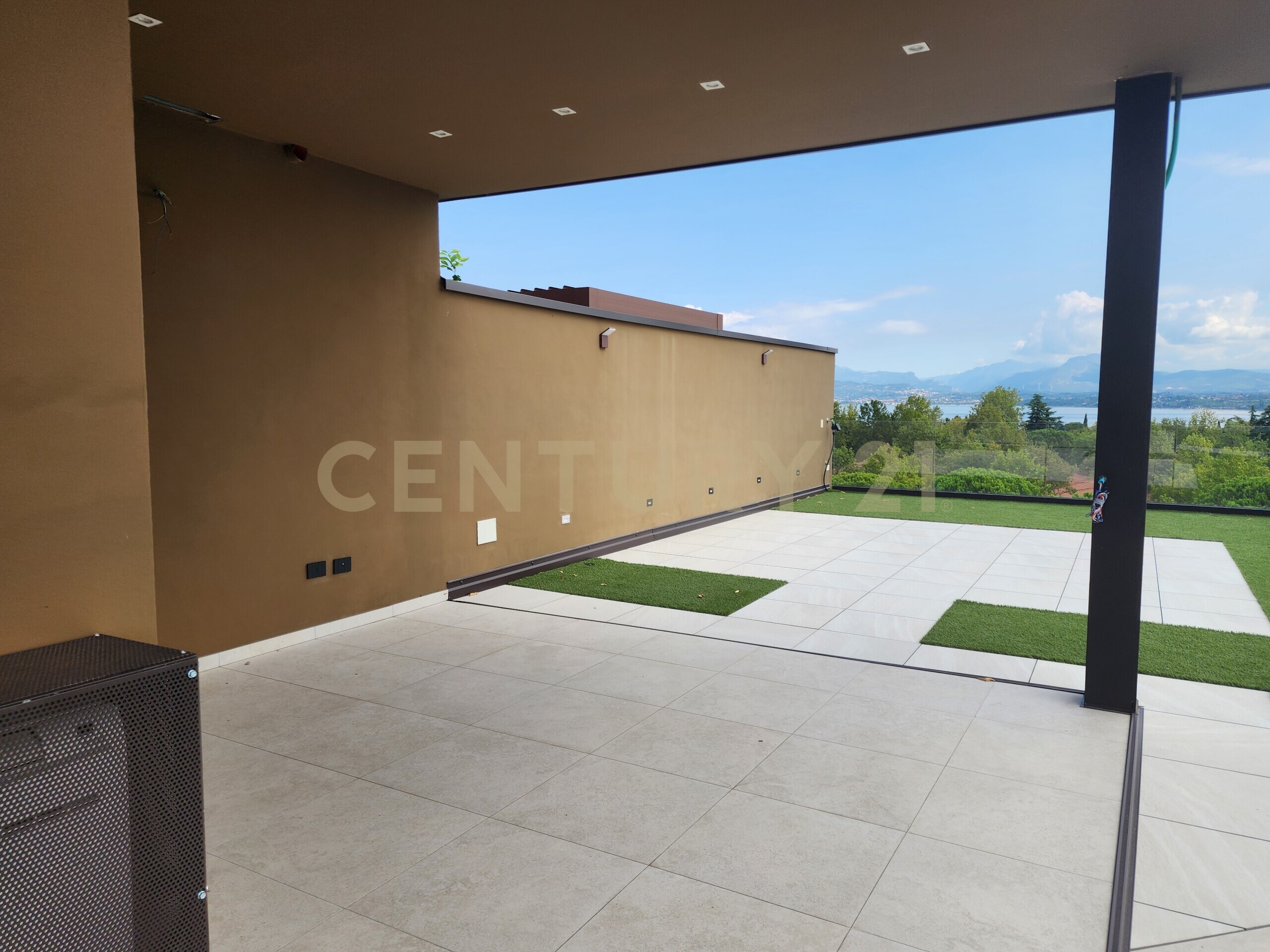Attico con giardino in via bell'italia, Peschiera del Garda